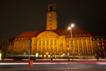 Rathaus in Berlin-Spandau beleuchtet bei Nacht