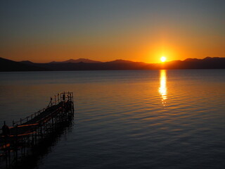 Fototapeta premium 北海道の支笏湖に沈む太陽