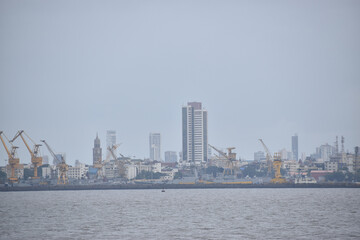 Obraz premium India 18 november 2021 Mumbai coast line with water in foreground and sky in background