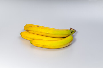 żółte dojrzałe banany na jednolitym białym tle © Henryk Niestrój