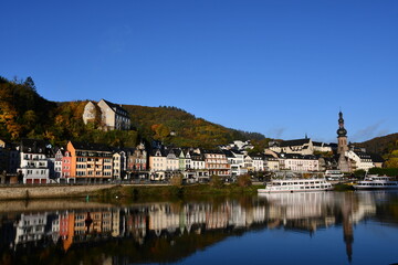 Herbstliches Panorama von Cochem spiegelnd in der Mosel