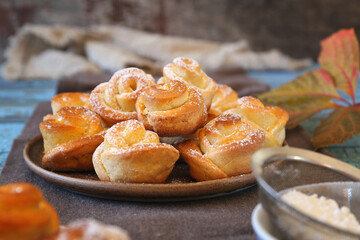 Rose flower buns (cookie), powdered sugar dressing