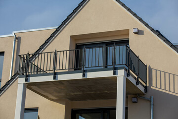 Balkon an einem neuen Mehrfamilienhaus