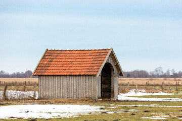 Fototapeta na wymiar old red barn