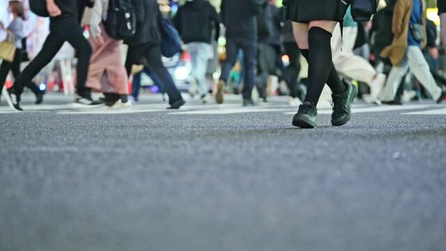 横断歩道を歩く人々　雑踏　人混み　スローモーション