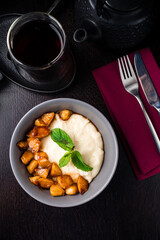 semolina porridge with baked apple