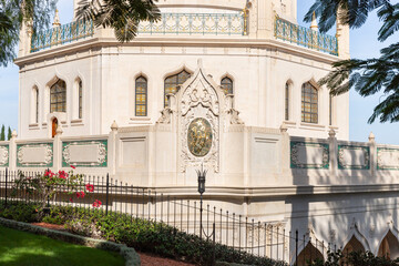 Obraz premium View from the decorative Bahai garden to the Bahai Temple, located on Mount Carmel in the city of Haifa, in northern Israel