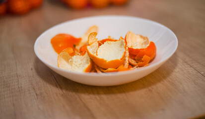 Skórki mandarynek w talerzy