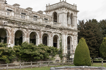 Obraz premium Derelict building with archways painted white