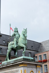 Kaiser-Wilhelm-Denkmal und altes Rathaus der Landeshauptstadt Düsseldorf in Altstadt, NRW, Deutschland