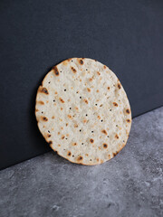 Round crispbread in front of two different backgrounds