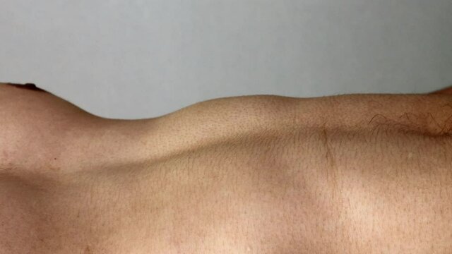 腹筋に力を入れる裸の日本人男性