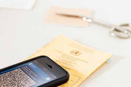 Braubach, Deutschland, 21. November 2021: digitales Impfzertifikat in der Corona Warn App