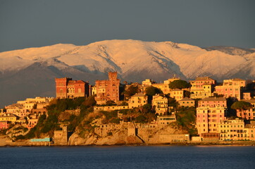 Genova panorama con sfondo montagne innevate
