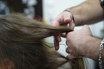 Shirring long hair in a hairdresser's shop is a frequently ordered procedure. As it helps the hair look more voluminous