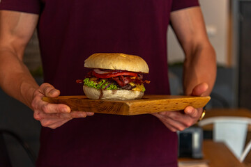 Fototapeta Mężczyzna trzyma burgera obraz