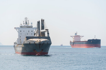 Obraz premium Cargo ships at sea at sunny day