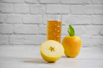 apple, fresh juice on wooden background