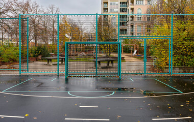 Zaun an einem kleinen Fußballfeld in einer Wohnsiedlung in Berlin