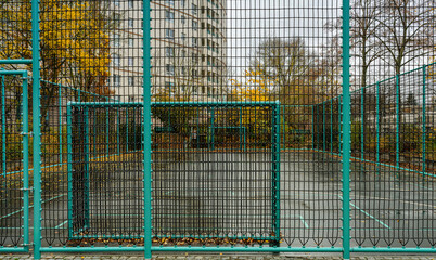 Zaun an einem kleinen Fußballfeld in einer Wohnsiedlung in Berlin