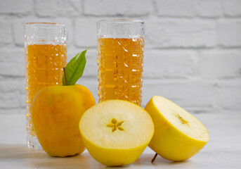 apple, fresh juice on wooden background