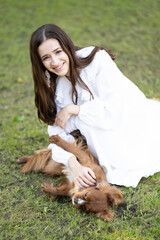 Dziewczyna bawiąca się z psem