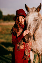 Dziewczyna głaszcząca konia