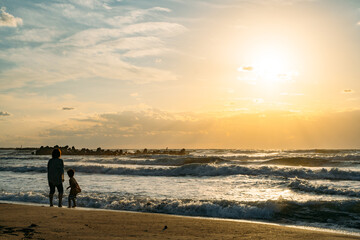 Naklejka premium 砂浜と夕焼け2