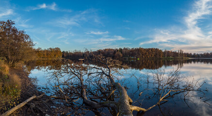 Seilhac (Corrèze, France) - Vue panoramique du lac de Bournazel en automne