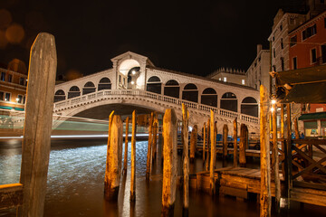 Rialto Bridge from Canal Grande at Night, Venice - obrazy, fototapety, plakaty
