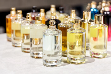Obraz na płótnie Canvas Set of parfume samples in a spray bottles in a parfume shop.