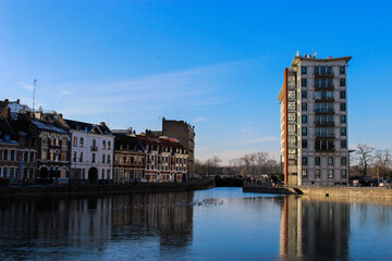 ville en reflet sur l'eau