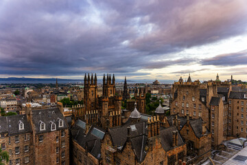 Miasto Edynburg stolica Szkocji z lotu ptaka o zachodzie słońca.