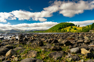 Kamienny brzeg na plaży przy jeziorze w Lake District (Kraina Jezior) obszar w północno-zachodniej Anglii w hrabstwie Kumbria
