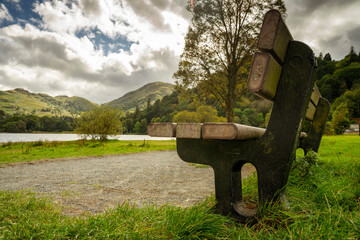 Drewniana ławka, krajobraz górski, dolina w Lake District (Kraina Jezior) obszar w północno-zachodniej Anglii w hrabstwie Kumbria