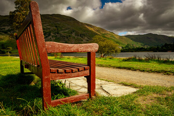 Drewniana ławka, krajobraz górski, dolina w Lake District (Kraina Jezior) obszar w...