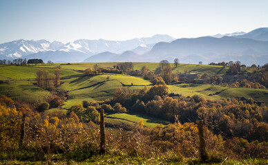 Paysage d'Ariège en automne avec les Pyrénées en arrière-plan