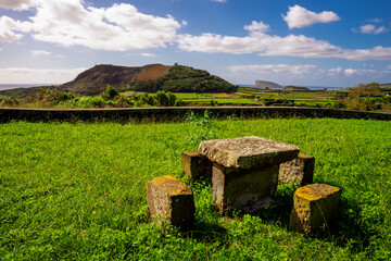 Kamienny stół, zielony krajobraz typowy dla wyspy Terceira, Azory. 