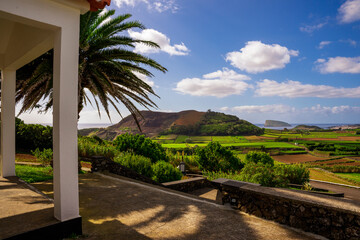 Zielony krajobraz typowy dla wyspy Terceira, Azory. 