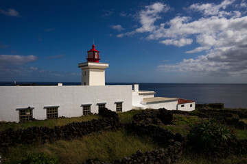 Latarnia morska Ponta das Contendas, cypel Contendas, gmina Angra do Heroísmo, wyspia Terceira, Portugalski archipelag Azory.