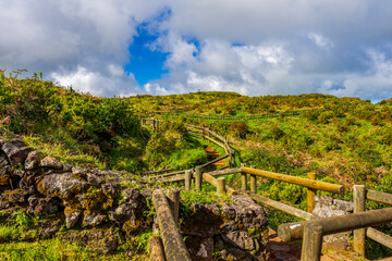 Pieszy szlak po polach siarkowych, zabezpieczony drewnianym ogrodzeniem Furnas De Enxofre, Terceira, Azores, Portugalia - obrazy, fototapety, plakaty