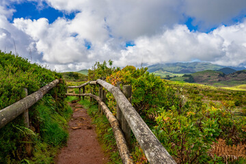 Fototapeta na wymiar Pieszy szlak po polach siarkowych, zabezpieczony drewnianym ogrodzeniem Furnas De Enxofre, Terceira, Azores, Portugalia