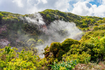 Fototapeta Wydobywające się opary siarki, pieszy szlak po polach siarkowych, Furnas De Enxofre, Terceira, Azores, Portugalia obraz