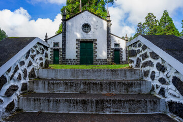 Biała klasyczna kapliczka, Ermida da Falca, Angra do Heroísmo, wyspaTerceira, Azory, Portugalia - obrazy, fototapety, plakaty