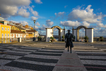 Fototapeta Angra do Heroísmo o zachodzie słońca, pomnik Vasco da Gama, historyczne miasto, stolica portugalskiej wyspy Terceira obraz