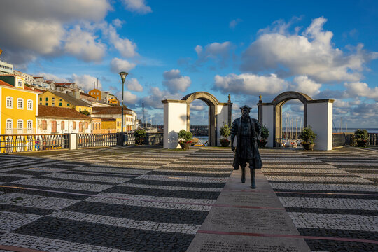 Angra do Heroísmo o zachodzie słońca, pomnik Vasco da Gama, historyczne miasto, stolica portugalskiej wyspy Terceira