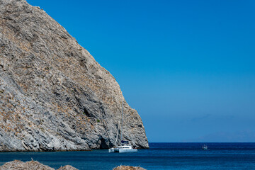 Naklejka premium Yacht and cliff
