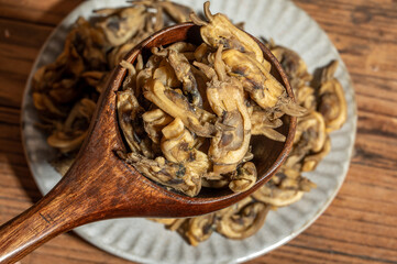 The razor clams in the dishes are dried on the wood grain table