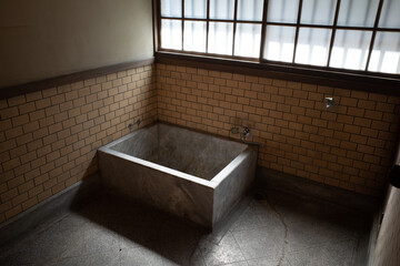 古い日本家屋の風呂 - obrazy, fototapety, plakaty