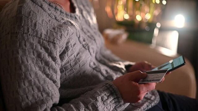 close-up A man orders a gift in an online store using a smartphone. online shopping concept.
